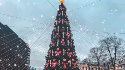 В Смольном не исключают проведения новогодних мероприятий онлайн из-за нового штамма COVID-19