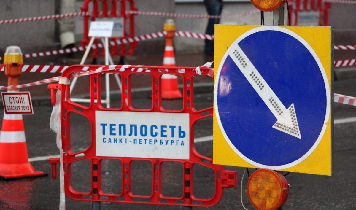 Специалисты починили трубу на Наличной улице - tvspb.ru