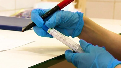 Петербургский диетолог посоветовал людям с ожирением проверять число антител после прививки