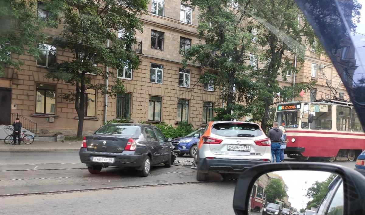 На проспекте Энгельса ДТП с каршерингом заблокировало движение трамваев - tvspb.ru