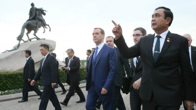 Медведев провел для премьера Таиланда экскурсию по Петербургу