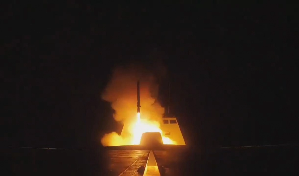 Появилось видео сирийского аэродрома Меззе после удара ракет - tvspb.ru