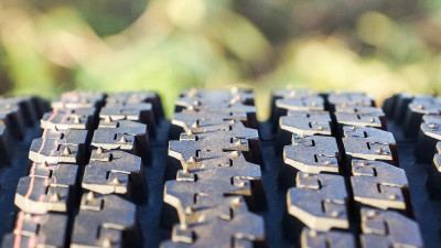 Автоэксперт призвал не торопиться с покупкой летней резины