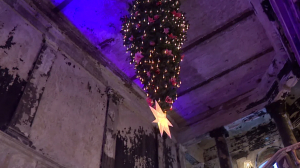 Решение проблемы пространства: удивительная, но по-прежнему рождественская ёлка в Анненкирхе