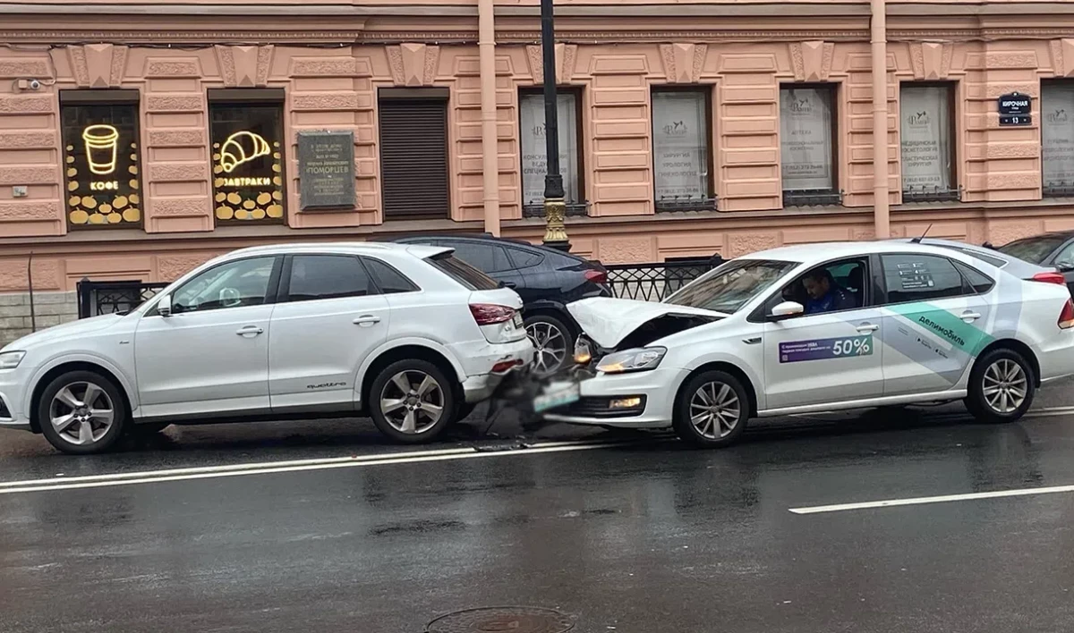Каршеринг въехал в Audi на Кирочной улице - tvspb.ru