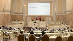 С минуты молчания началось заседание петербургского парламента