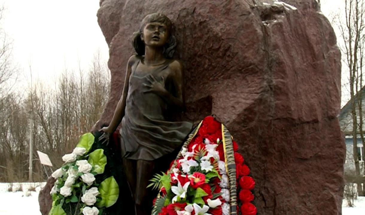 18 июля 1941 года на железнодорожной станции лычково. Станция лычково дети. Памятник детям ст лычково. Станция лычково дети. Станция лычково дети.