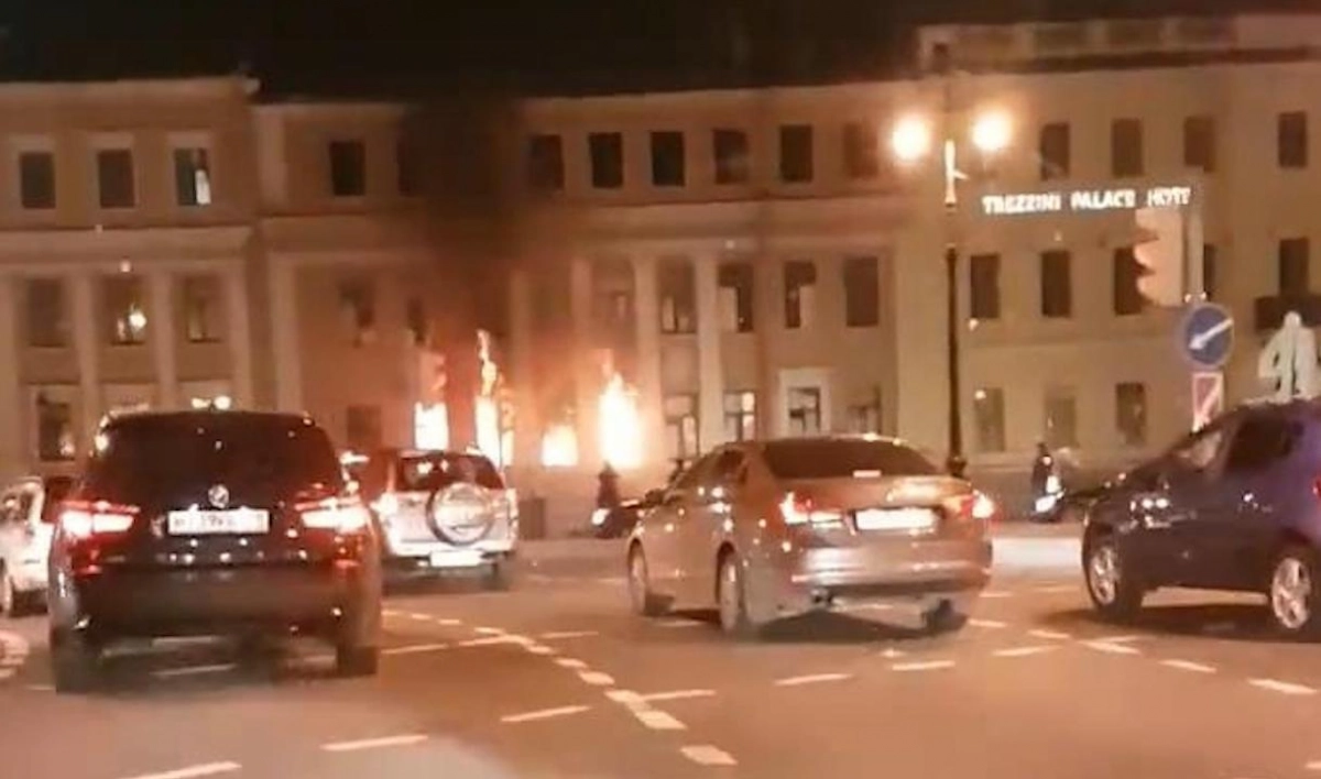 Владельца помещений горевшего на площади Трезини особняка оштрафовали - tvspb.ru