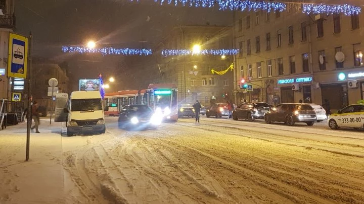На Среднеохтинском проспекте трамвай сошел с рельсов и задел иномарку, растет пробка - tvspb.ru