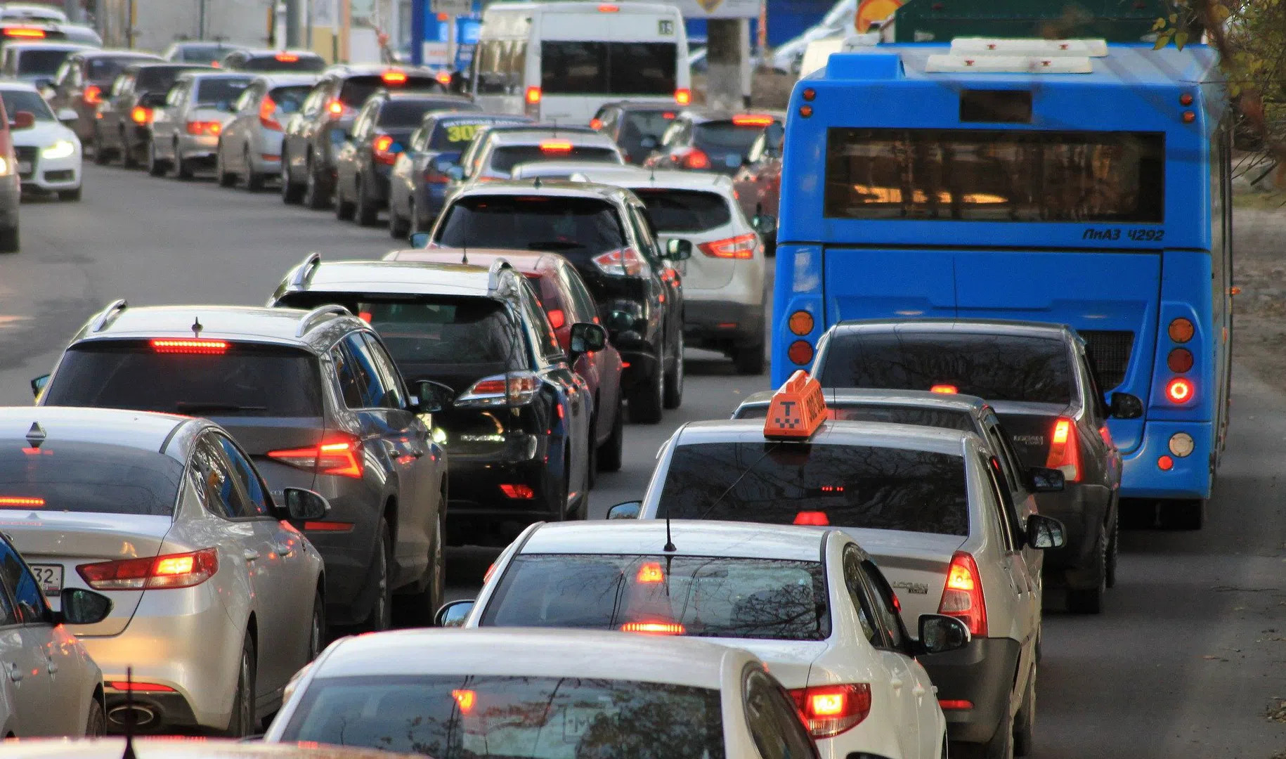В Петербурге снизились объемы вредных выбросов от автотранспорта