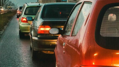 На дорогах Петербурга стало вдвое меньше машин