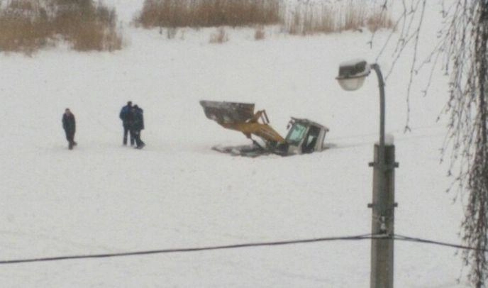 В купчинском пруду утонул трактор - tvspb.ru