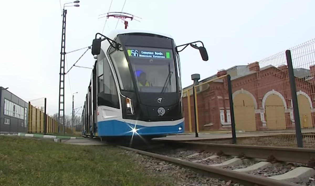 Александр Беглов осмотрел современные трамвайные вагоны на Невском заводе электротранспорта - tvspb.ru