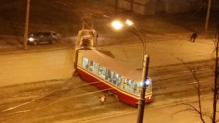 В Петербурге трамвай сошел с рельсов - tvspb.ru