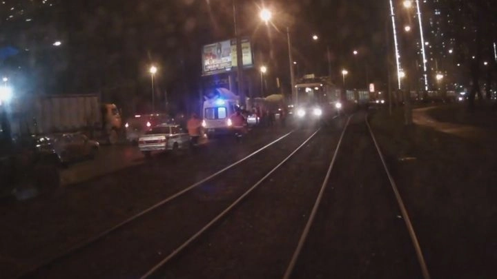 В Петербурге мужчина попал под трамвай, выгуливая собаку - tvspb.ru