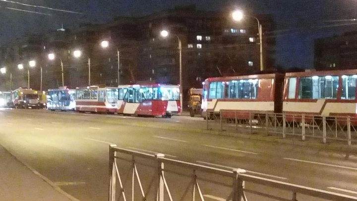На Бухарестской улице встали трамваи - tvspb.ru