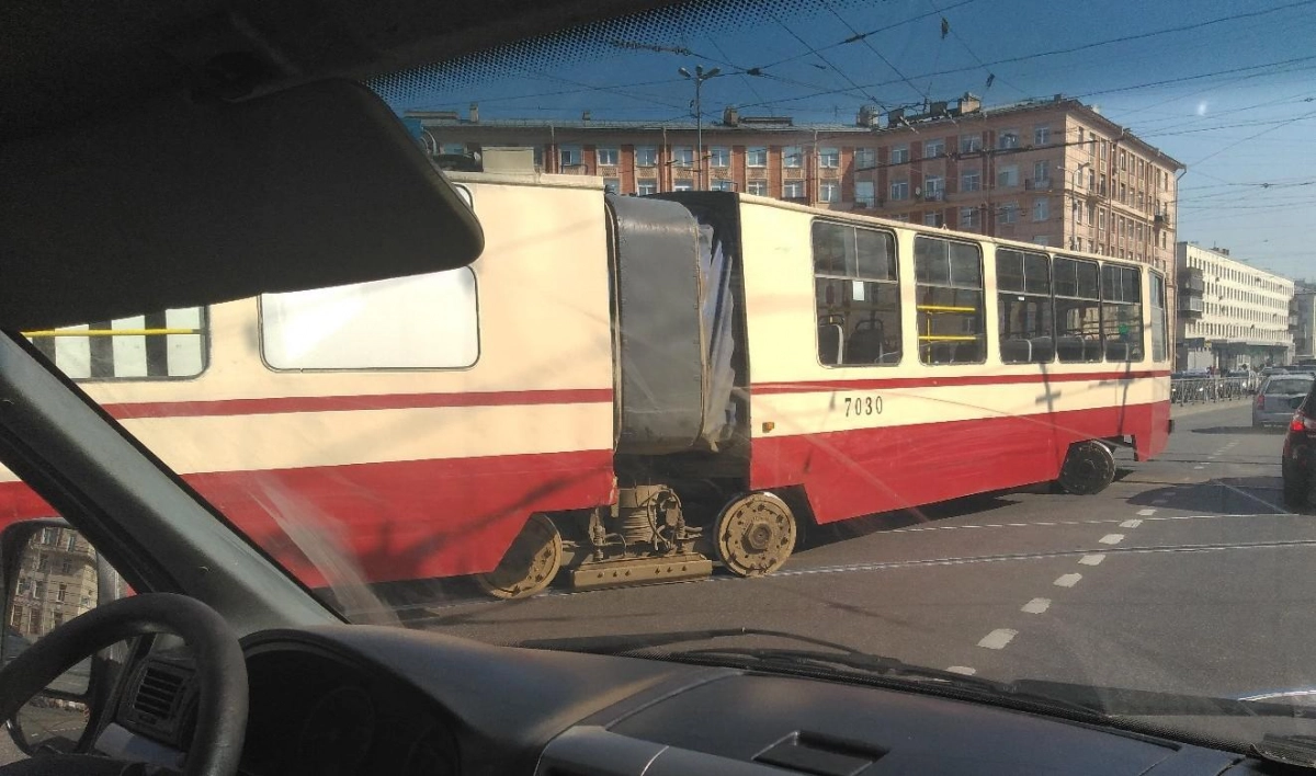 На Заневской площади трамвай при повороте потерял колеса - tvspb.ru