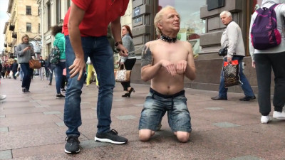 Бывший мэр Архангельска вывел на поводке человека в маске Трампа на Невском проспекте