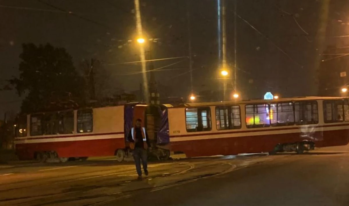 Трамвай сошел с рельсов на улице Трефолева - tvspb.ru