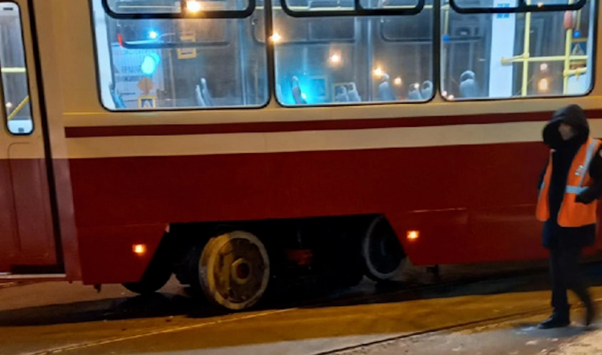 В Калининском районе трамвай при повороте сошел с рельсов - tvspb.ru