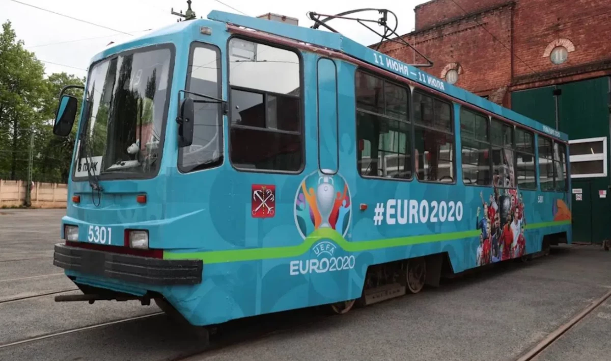 Трамваи и троллейбусы «переоделись» в спортивную форму Евро-2020 - tvspb.ru