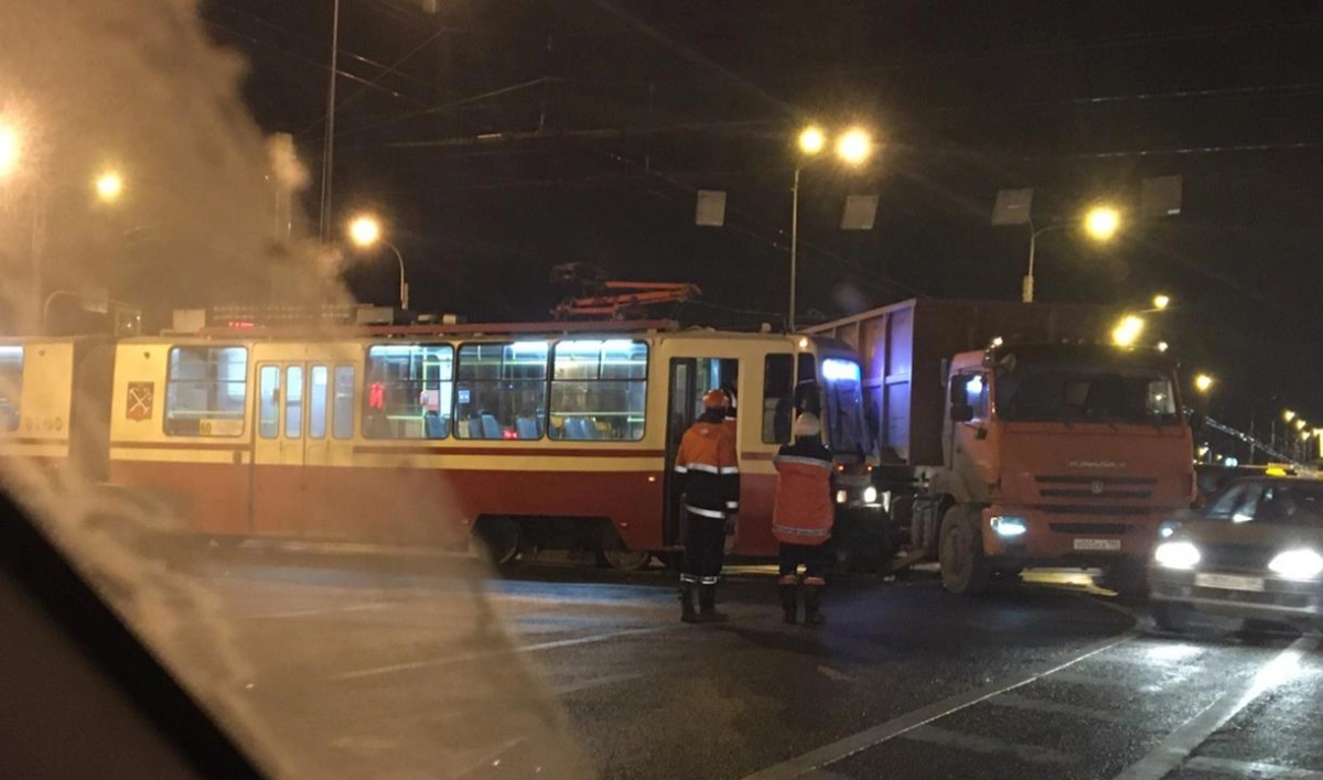 Трамвай столкнулся с КамАЗом на Петергофском шоссе - tvspb.ru