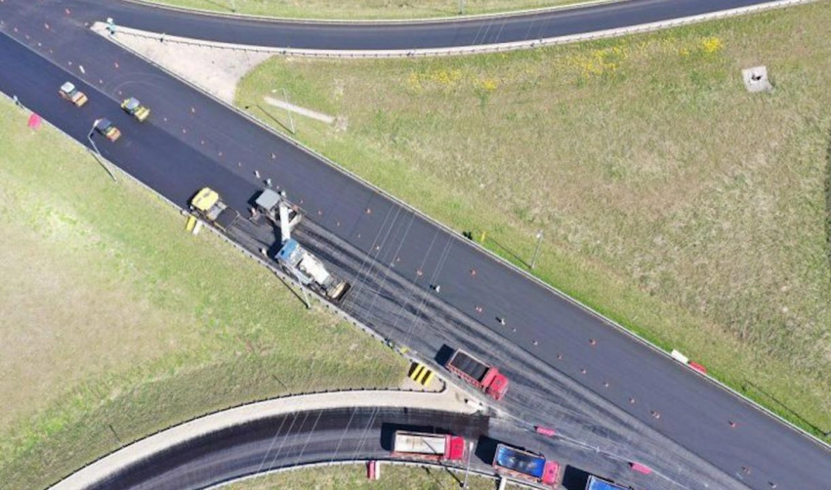 На участке Киевского шоссе в обход Гатчины дорожники завершили укладку асфальта - tvspb.ru