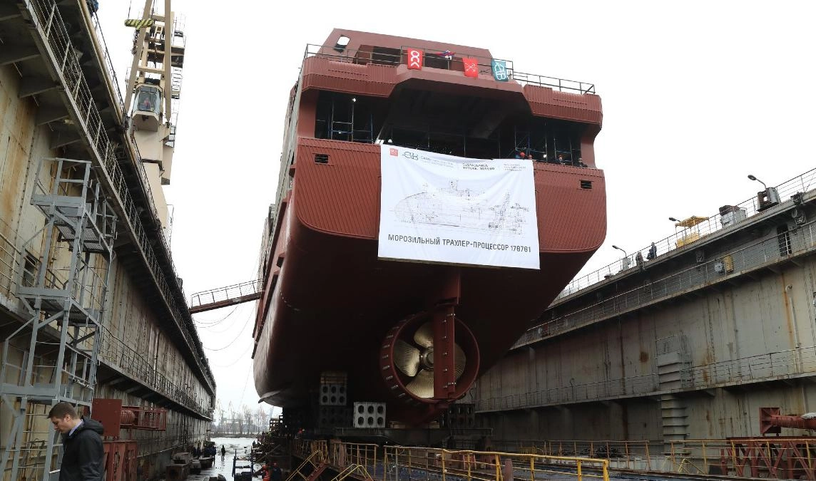 Корабелы «Северной верфи» затянут кабель на траулер «Капитан Соколов» - tvspb.ru
