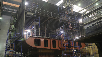 На «Северную верфь» доставили главный двигатель для траулера «Капитан Геллер»