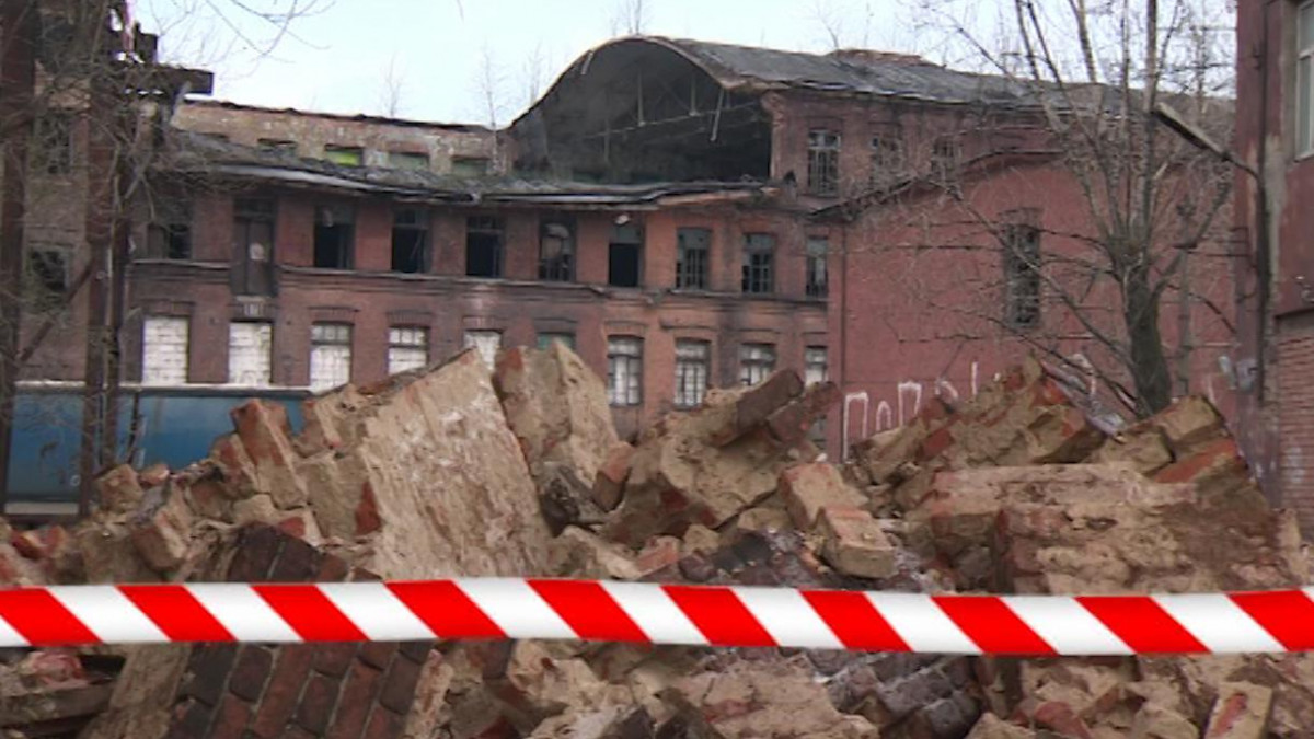 обрушение здания в лисичанске. обрушение здания в лисичанске. обрушение здания в лисичанске. разрушенные дома в лисичанске. сгоревший дом.