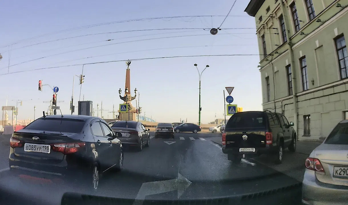 Почему закрыли вечерний. Санкт-Петербург вечером. В Петербурге перекроют улицы. Троицкий мост. Флаги на Троицком мосту сегодня.