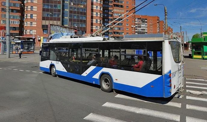 Трамваи и троллейбусы изменят маршруты на время полумарафона «Северная столица» - tvspb.ru