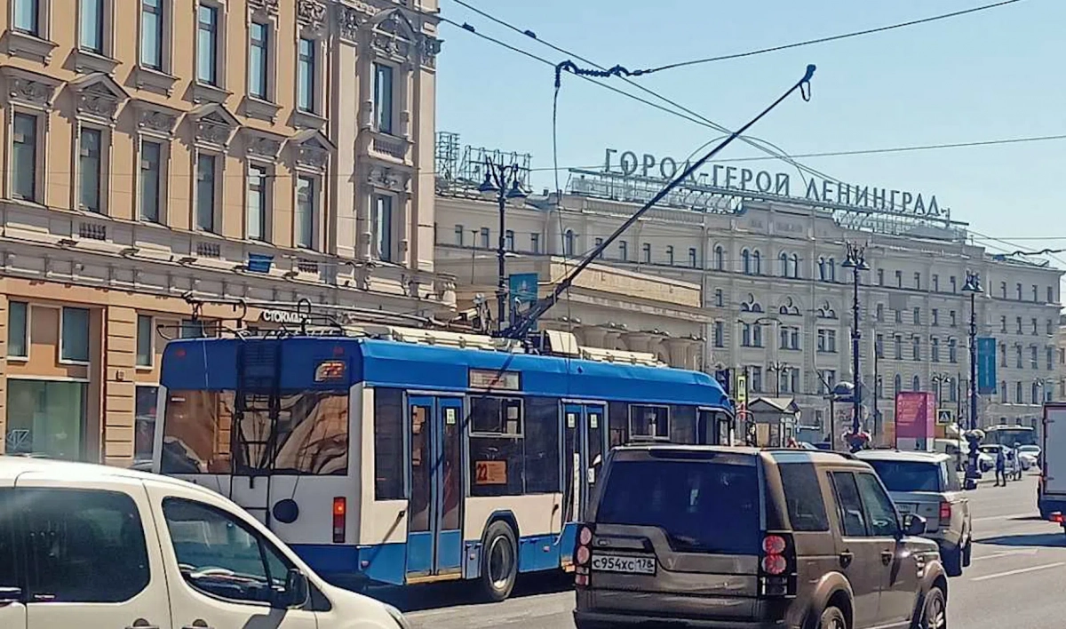 Троллейбус на Невском проспекте оборвал провода и устроил пробку - tvspb.ru