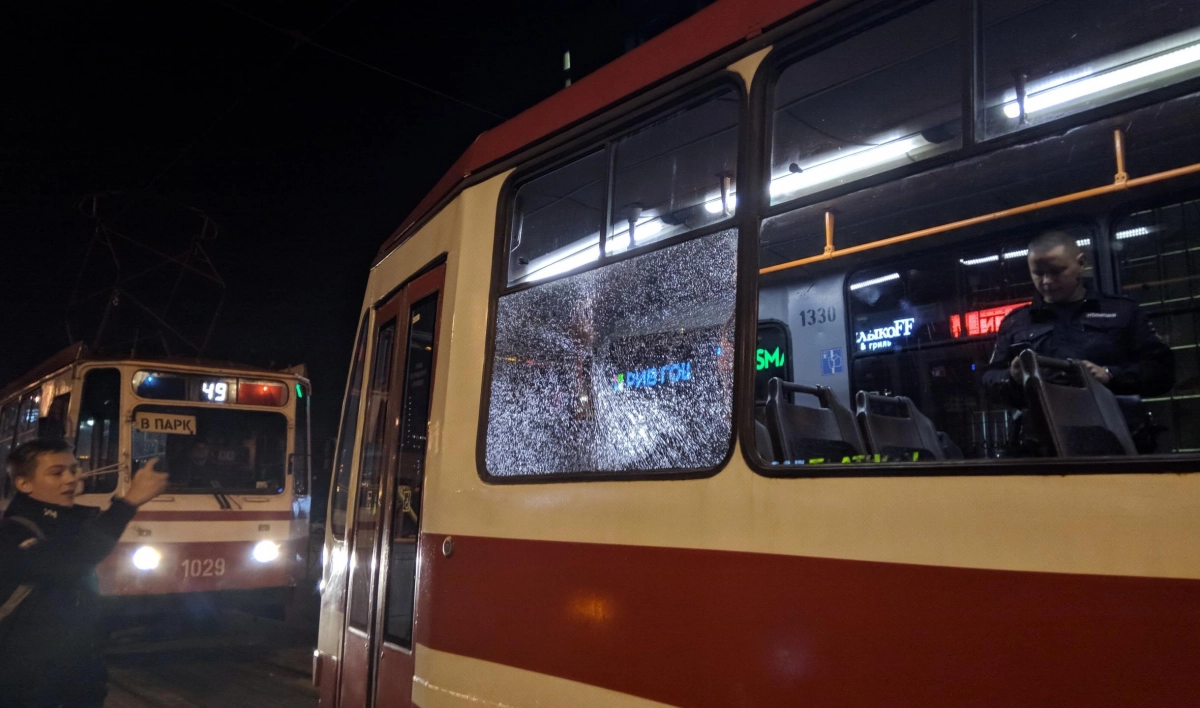 На Бухарестской улице обстреляли трамвай - tvspb.ru