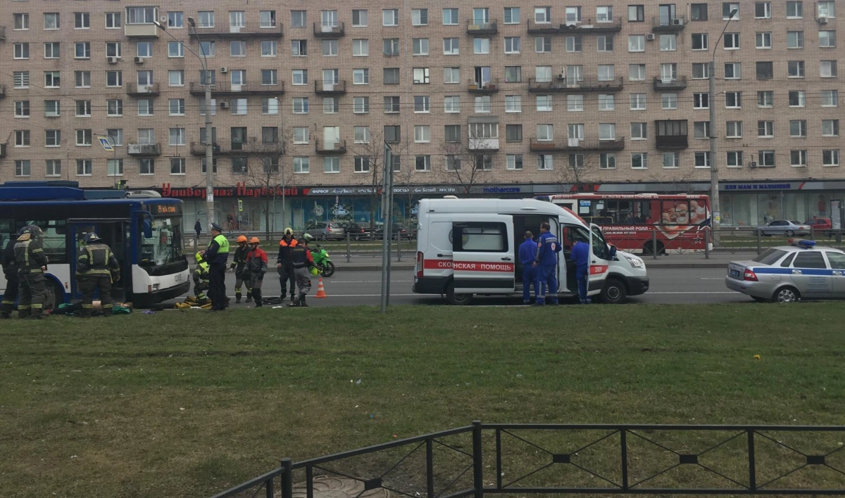 Троллейбус насмерть сбил женщину на Ленинском проспекте - tvspb.ru