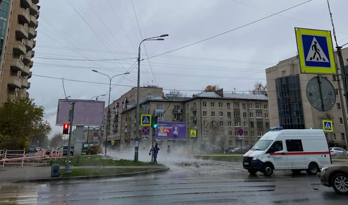 На Кузнецовской улице прорвало трубу - tvspb.ru