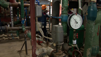 Теплоэнергетики готовятся к отопительному сезону и проверяют трубопроводы в Невском районе