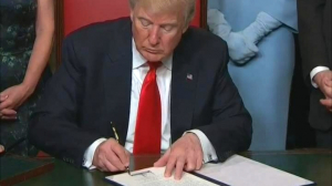 Видео: Трамп подписал первые документы в качестве президента США