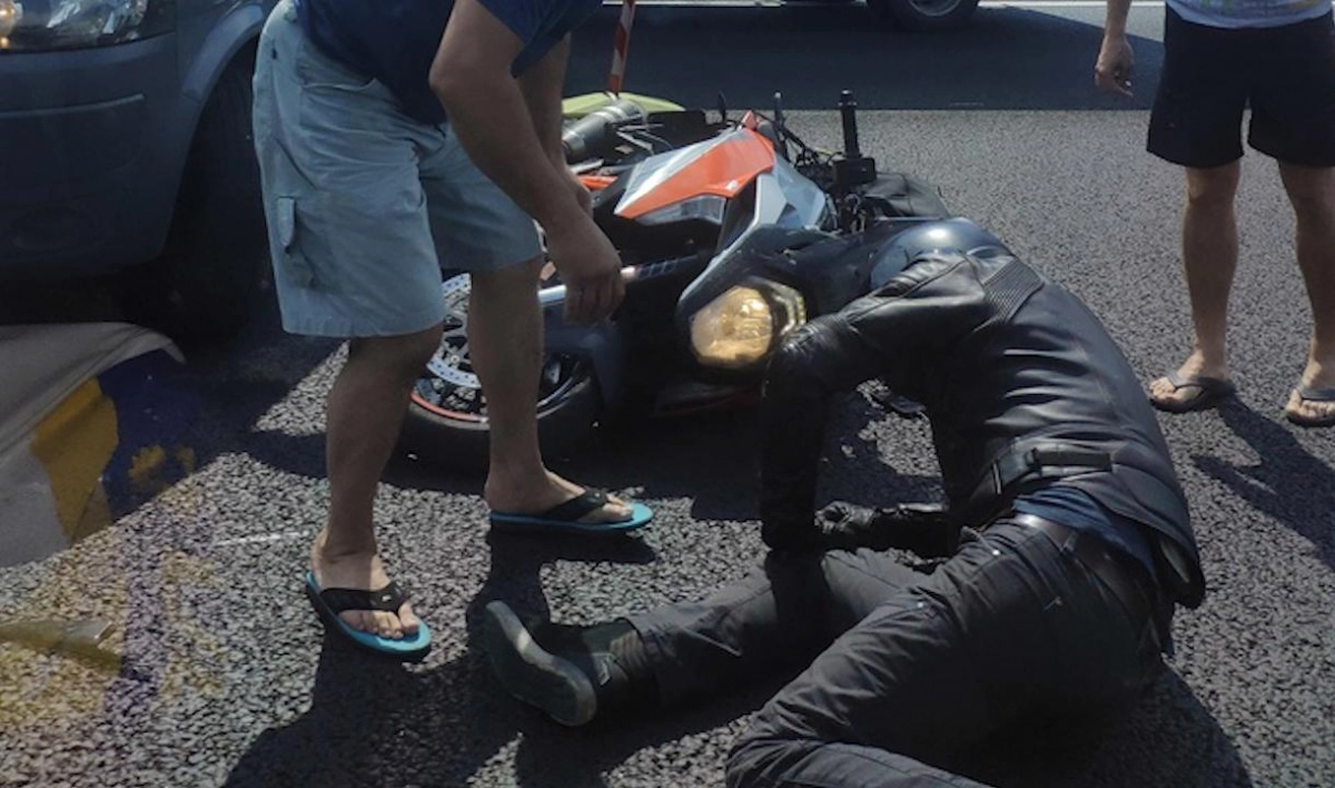 В ДТП на КАД серьезно пострадал мотоциклист - tvspb.ru