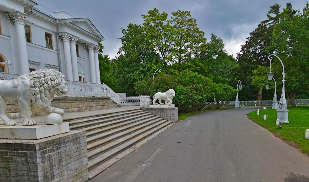 Вход в ЦПКИО 2019. Фото центрального входа в ЦПКИО имени Кирова в СПБ для фотосессий. Мраморная ваза на центральной аллее ЦПКИО В Ленинграде фото. ЦПКО В Санкт-Петербурге цена входа 2022.