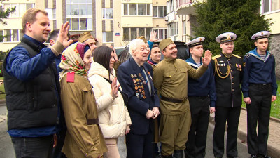 В Приморском районе во дворах ветеранов прошли военные парады