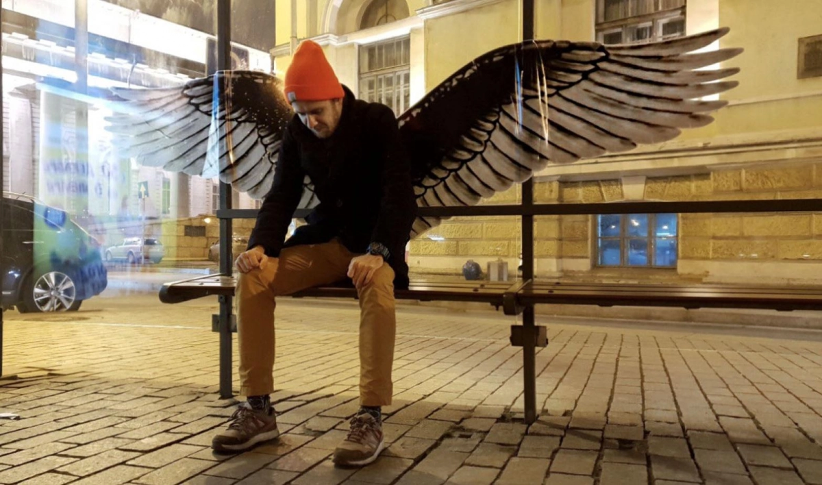На Биржевой площади остановку транспорта украсили крылья ангела - tvspb.ru