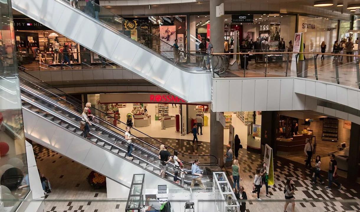 Посещаемость торговых центров Петербурга в январе снизилась почти на треть
