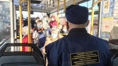 Более 150 петербуржцев за неделю получили протоколы за нарушение масочного режима