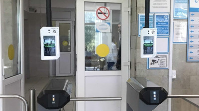 В Елизаветинской больнице установили турникеты, измеряющие температуру за три секунды
