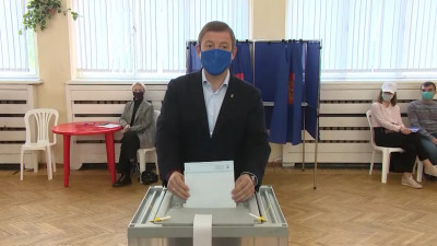 Андрей Турчак проголосовал на выборах на одном из избирательных участков Петербурга