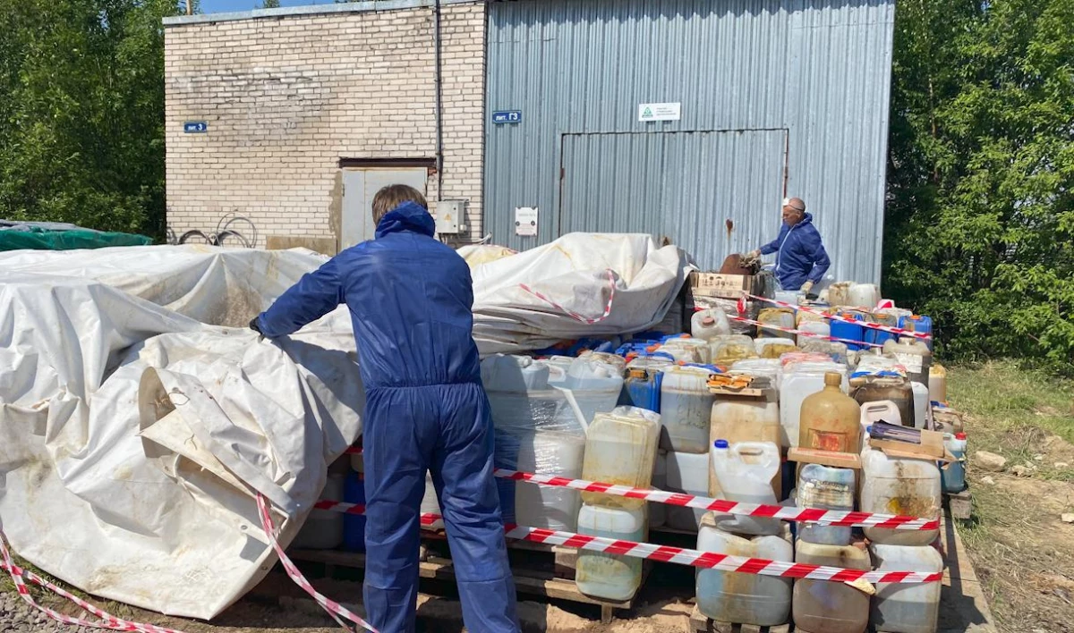 На Дальневосточном проспекте убрали 7 тонн емкостей с химическими отходами - tvspb.ru