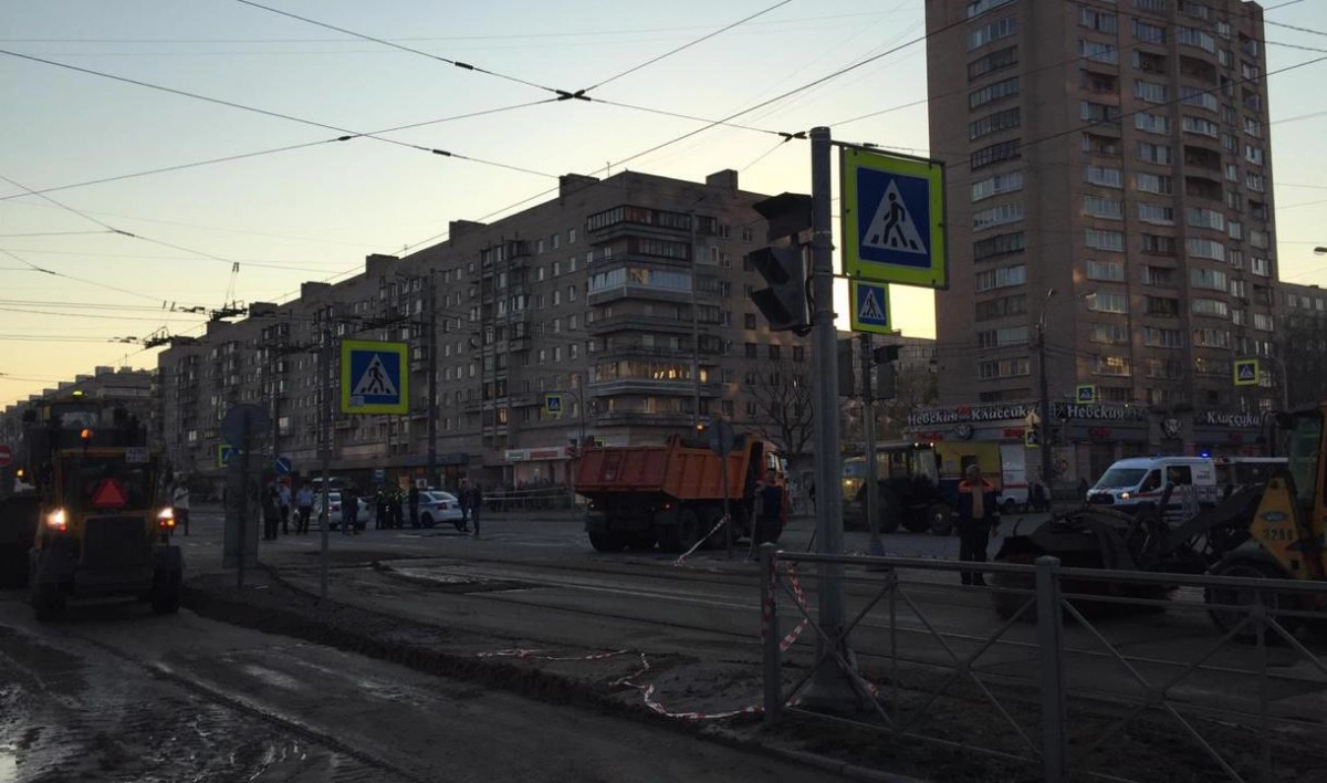 Аварийные бригады «Теплосети» заканчивают ремонт на перекрестке в Купчино. Движение откроют около десяти вечера - tvspb.ru