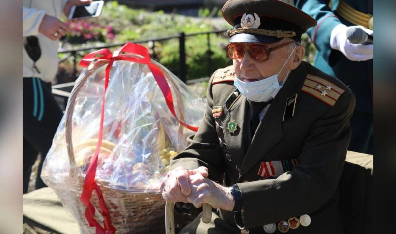 104-летнего фронтовика в Сестрорецке поздравили с Днем Победы персональным парадом - tvspb.ru