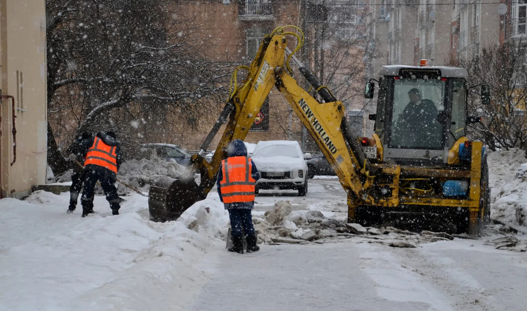 Уборка снега в спб. Смольный уборка снега. Уборка снега в Питере 2022. Уборка Петербурга от снега.